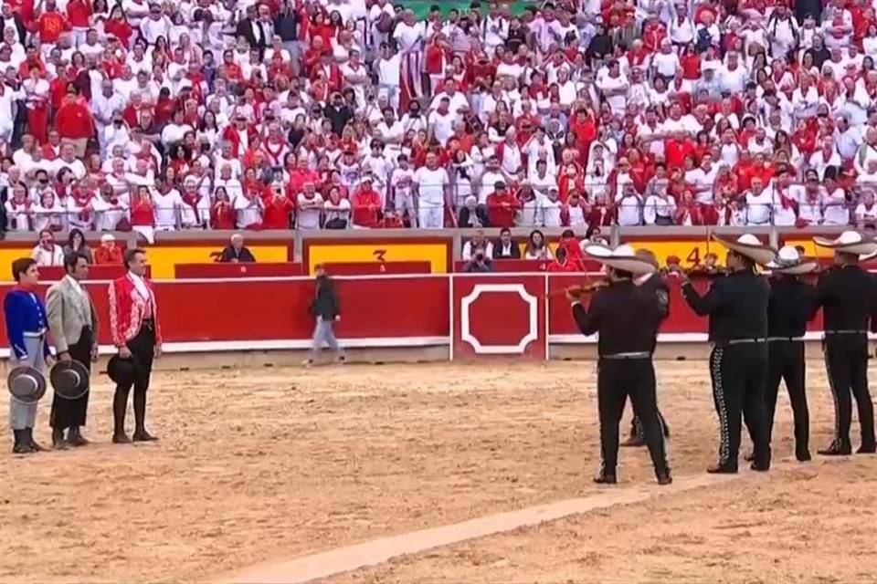 Pablo Hermoso de Mendoza dijo adiós a su gente con una última corrida en Pamplona, donde sonaron 'El Rey' y 'México Lindo y Querido'.