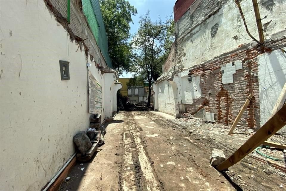 Esta semana, camiones materialistas retiraban el desecho que generó la demolición en Calle Reyna.