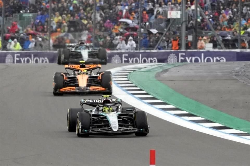 Lewis Hamilton hizo una gran carrera y logró soportar la presión de Max Verstappen y Lando Norris.