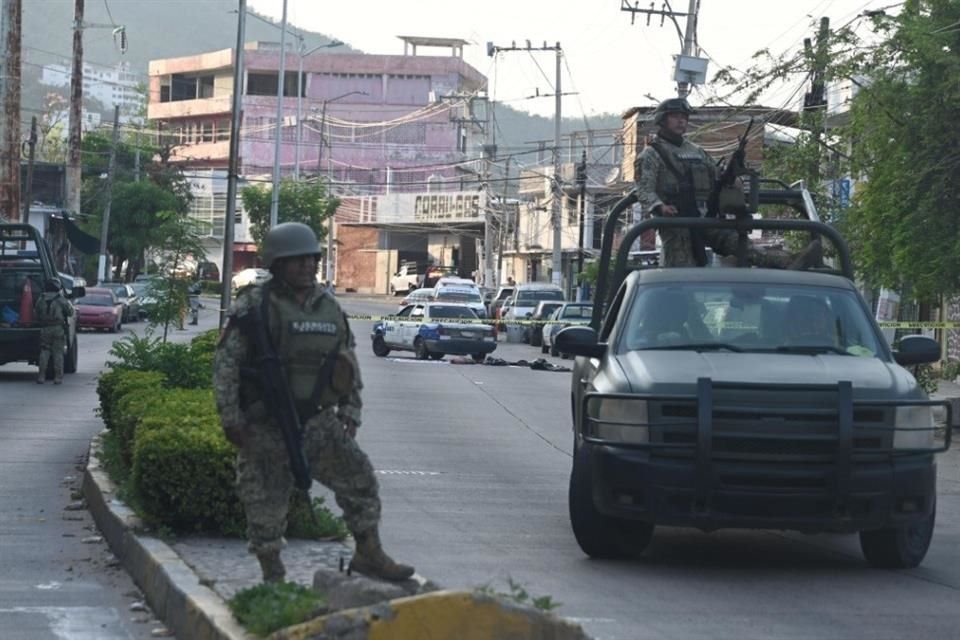 En Acapulco, en la calle José San Martín, Colonia Emiliano Zapata, fue localizado un taxi abandonado en cuya cajuela fueron hallados tres hombres desmembrados.