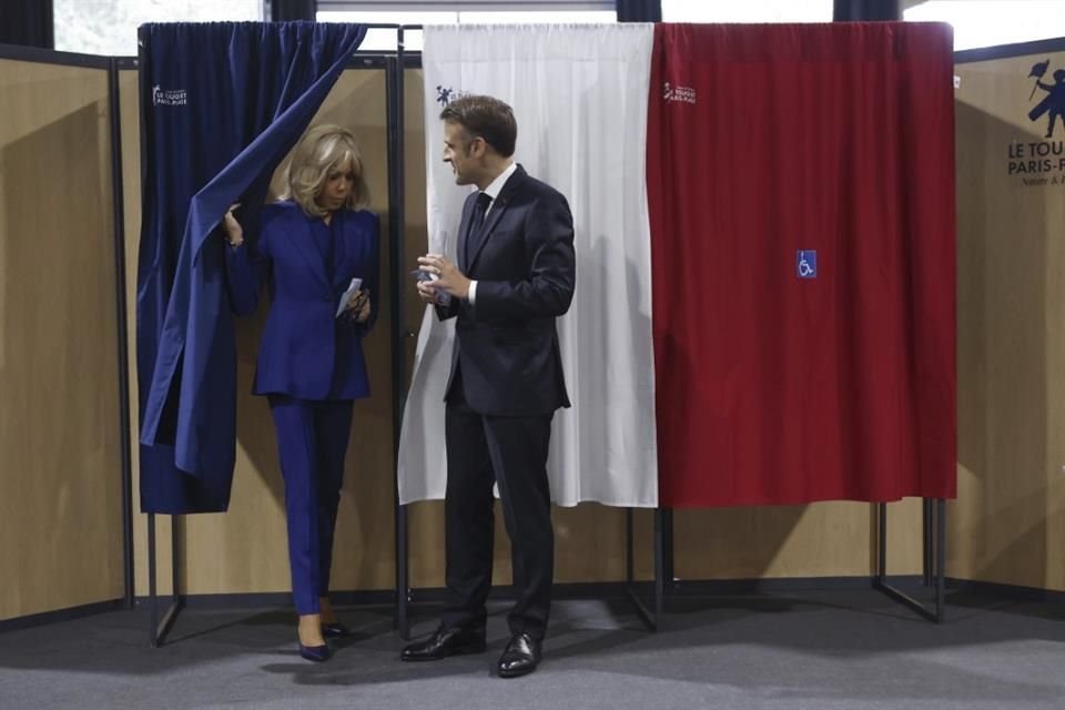 El Presidente francés Emmanuel Macron y su esposa después de votar en la segunda vuelta de las elecciones legislativas.