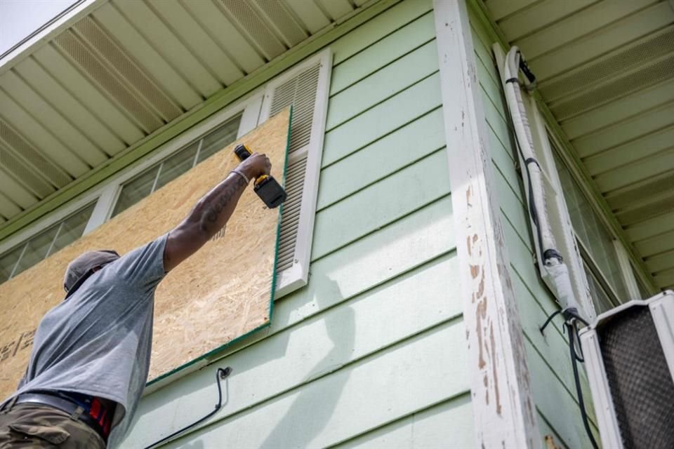 Un hombre prepara su casa para la llegada de 'Beryl', en Texas.