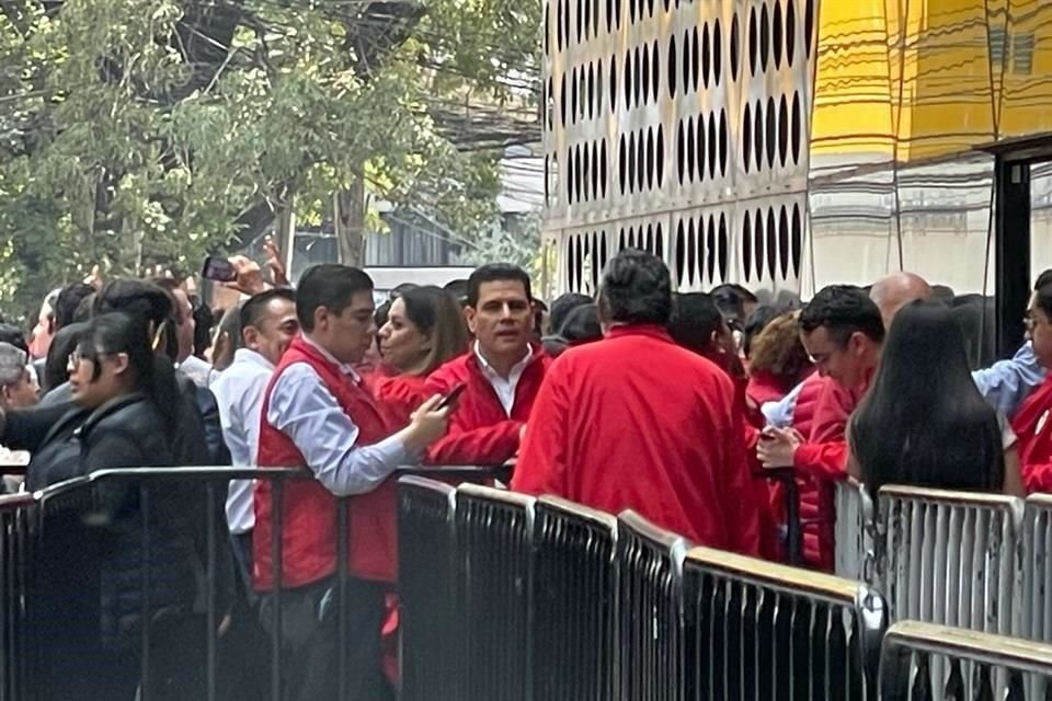 Decenas de priistas se quedaron afuera de la sede de la asamblea del tricolor.