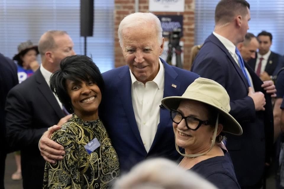 El Presidente de Estados Unidos saluda a voluntarios de campaña en Filadelfia.