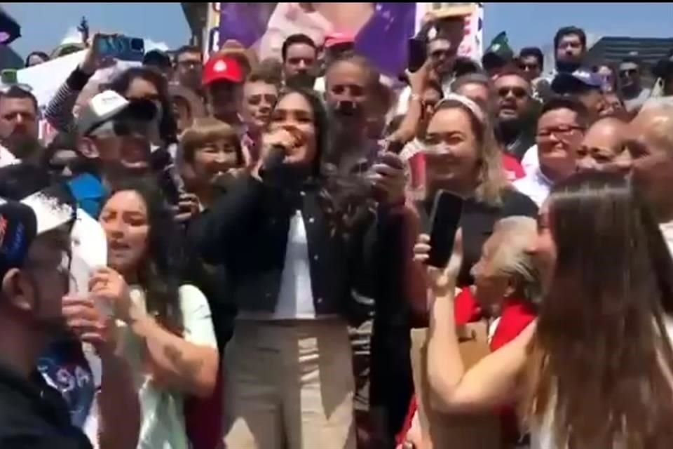 La Alcaldesa electa de la Cuauhtémoc, Alessandra Rojo, celebró en el Ángel de la Independencia la suspensión del recuento de votos.