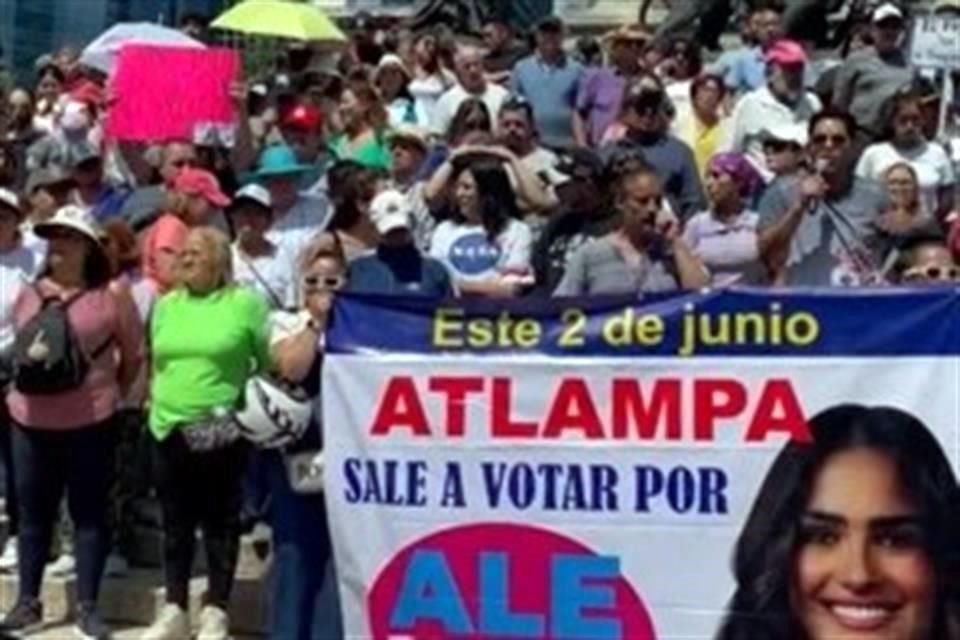 Un grupo de personas se reunió en el monumento al Ángel de la Independencia para externar su apoyo a Alessandra Rojo de la Vega por recuento en Cuauhtémoc.