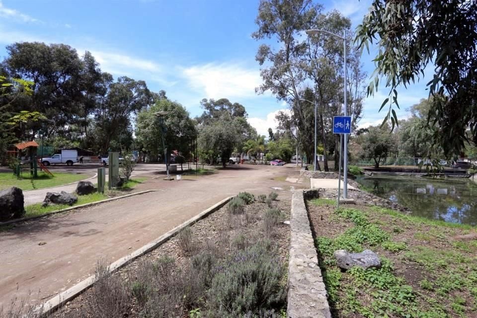 Como en el resto de los 8.4 kilómetros, en la intervención dentro de Xochimilco dio otra cara a las márgenes de Canal Nacional. Así luce el carril para peatones y pedalistas.