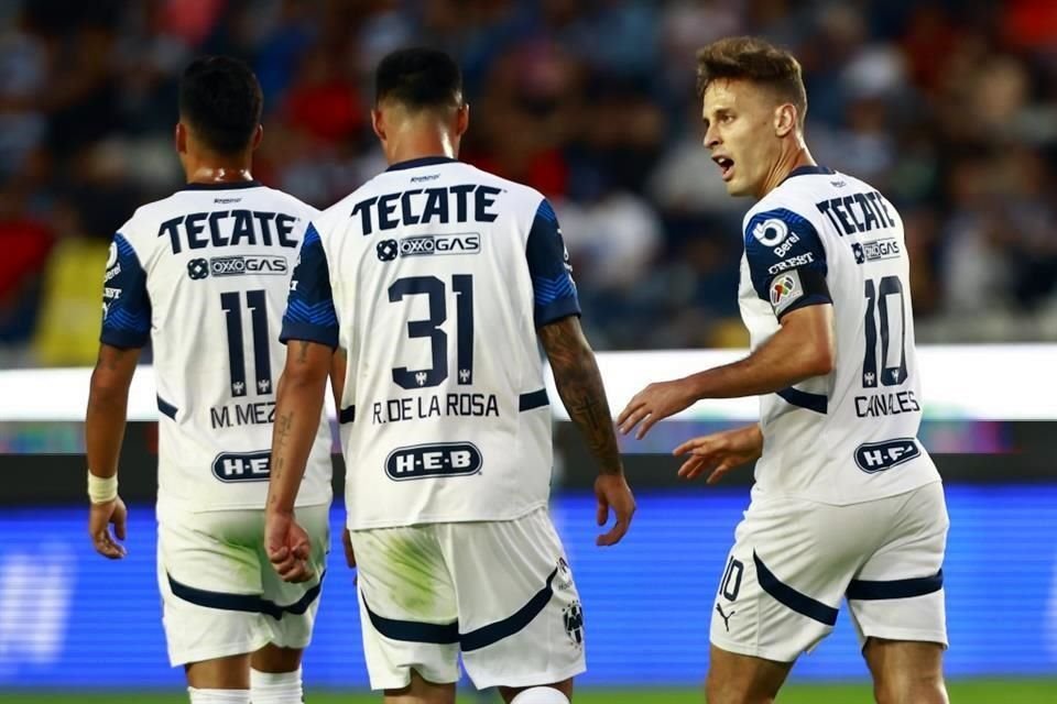 Sergio Canales (derecha) celebra su gol a pase de Roberto de la Rosa (centro)