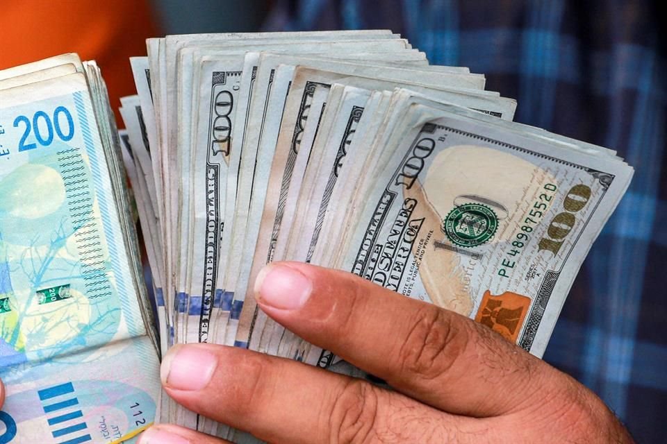 El peso caía un 0.15 por ciento respecto a su precio de cierre del viernes.