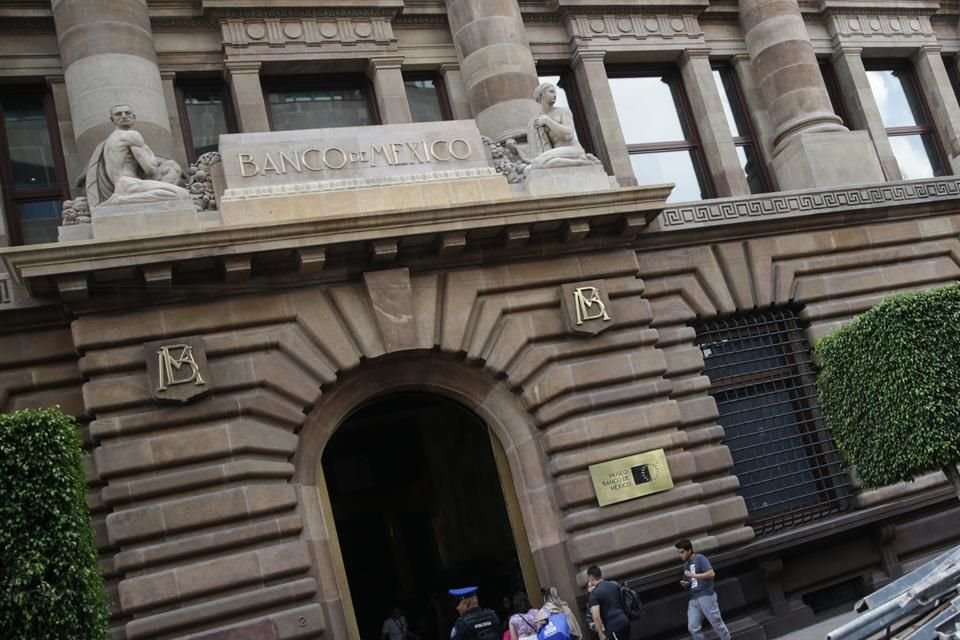 Banxico elevó a 1.8 por ciento sus expectativas de crecimiento económico para el País en 2024, luego de una previsión de 1.5 por ciento para este año.