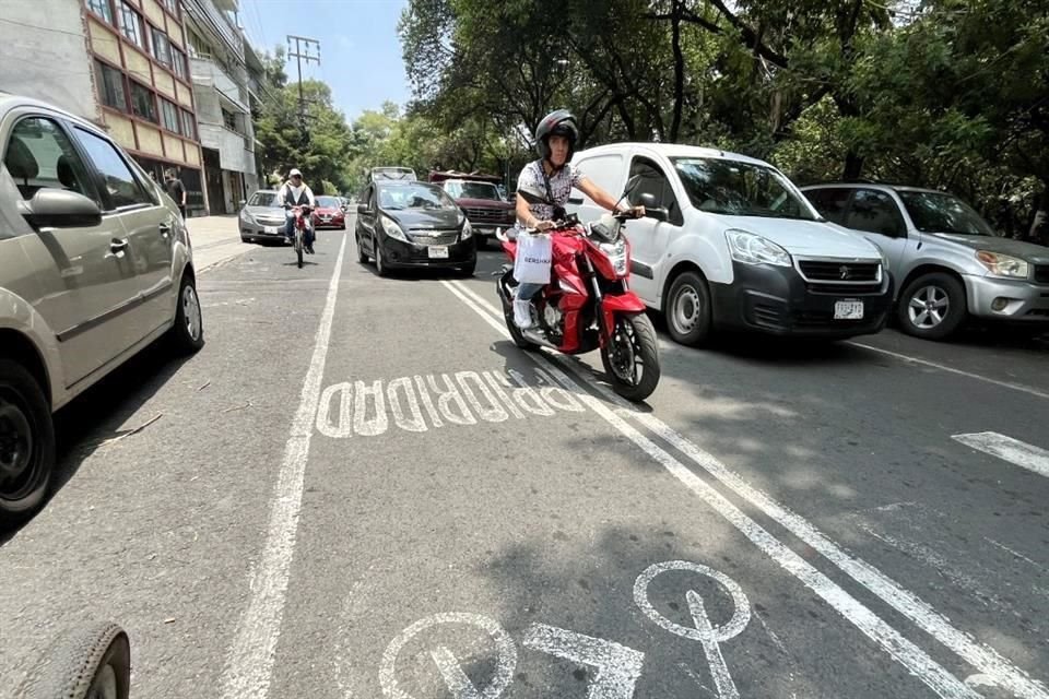 Motocicletas e incluso autos invaden el carril confinado.