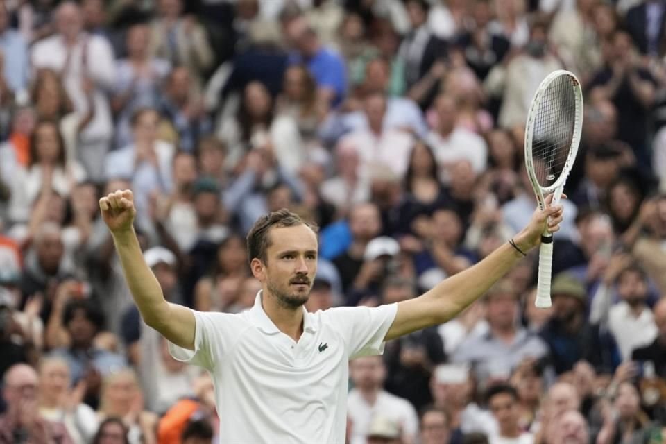 Daniil Medvedev celebra tras derrotar al italiano Jannik Sinner.