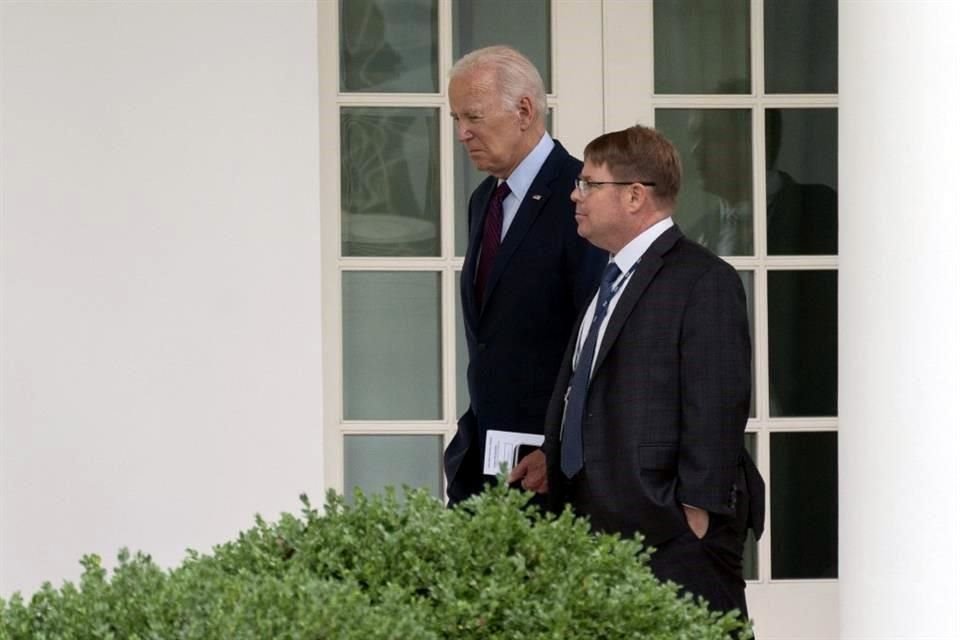 El Presidente Joe Biden camina junto a su médico Kevin O'Connor afuera de la Casa Blanca, en agosto de 2023.