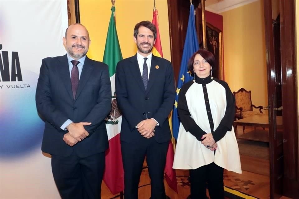 Ricardo Villanueva Lomelí, rector de la Universidad de Guadalajara; Ernest Urtasun, Ministro de Cultura de España, y Marisol Schulz, directora de la FIL de Guadalajara durante la presentación.