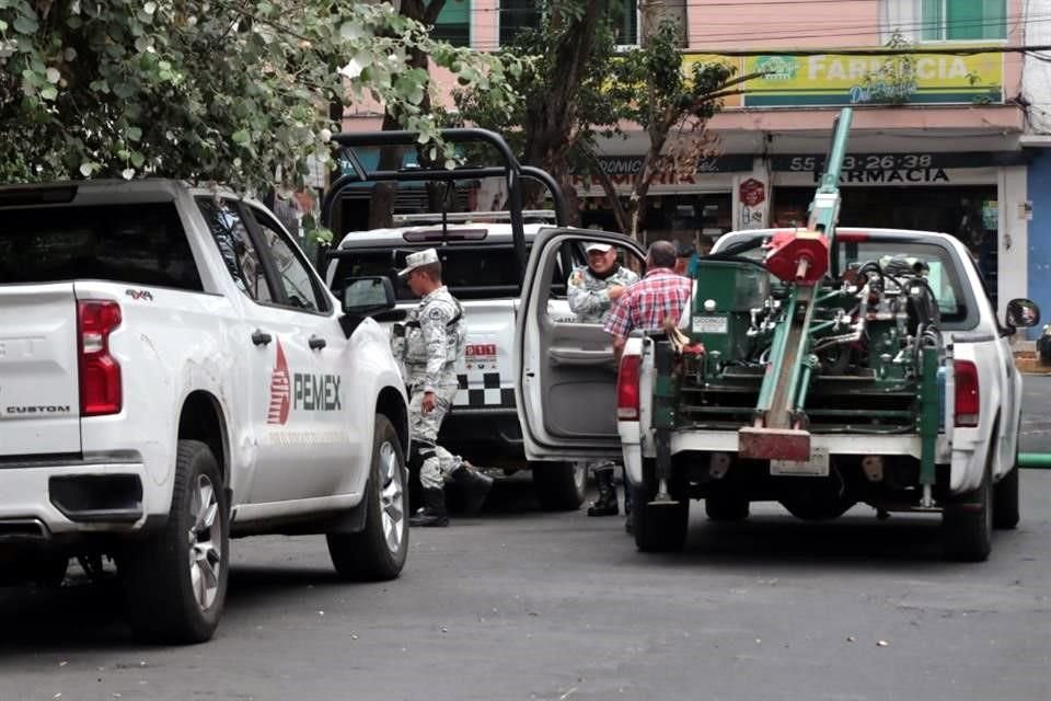 Personal de Pemex, el Sacmex y de la GN vigilan el pozo ubicado en la Colonia Alfonso XIII, en Álvaro Obregón.