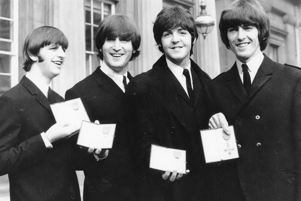 Además de ser recibidos por cientos de personas en el aeropuerto, en julio de 1964 también se estrenó su primer filme, 'A Hard Day's Night', hace 60 años.