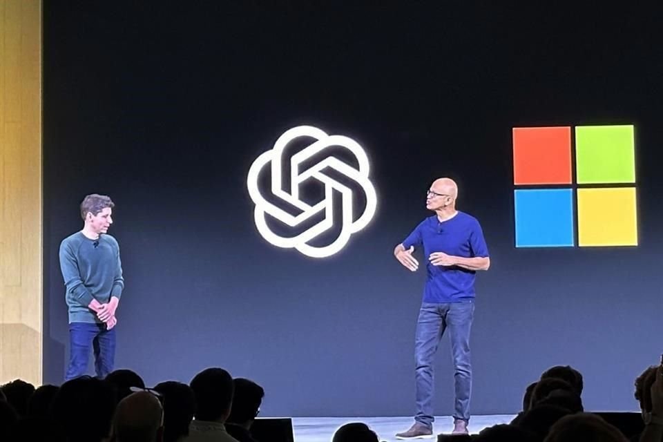 Sam Altman (Izq.), presidente de OpenAI, y su homólogo de Microsoft, Satya Nadella.