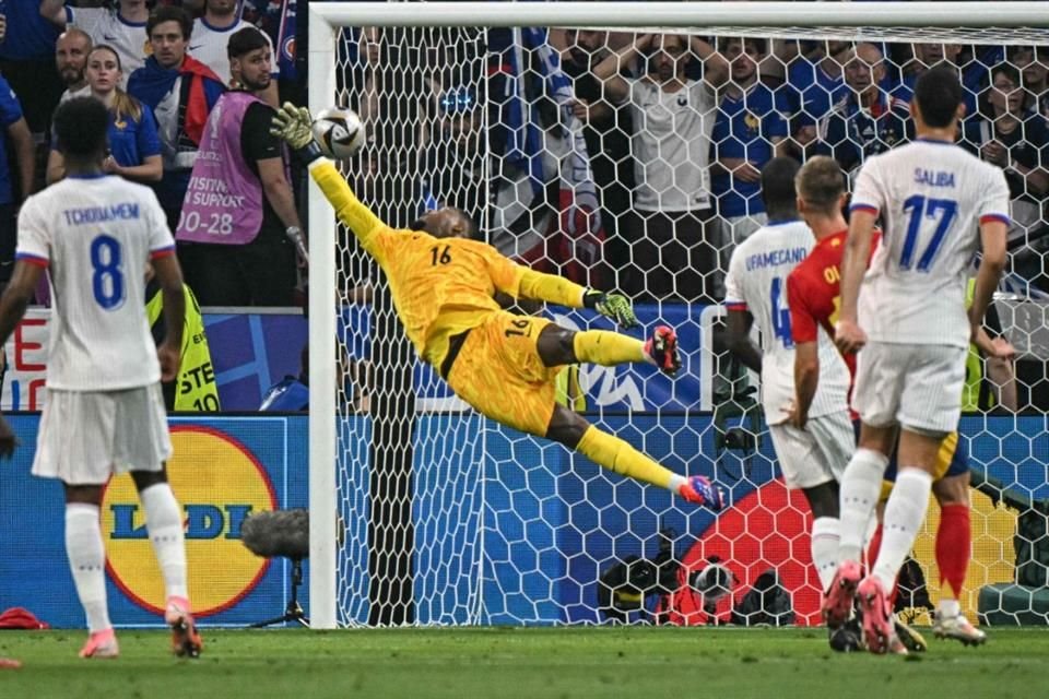 El arquero francés Mike Maignan fue la víctima de Lamine Yamal en la Semifinal de la Eurocopa 2024.