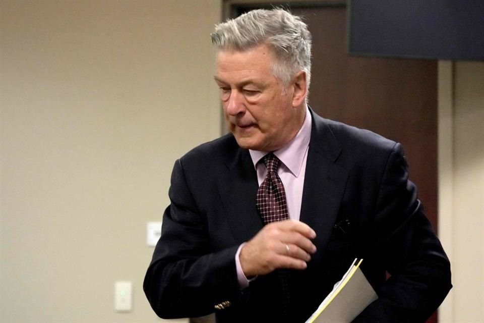 El juicio contra Alec Baldwin por homicidio involuntario en el set de 'Rust' avanza con los argumentos iniciales en el tribunal.