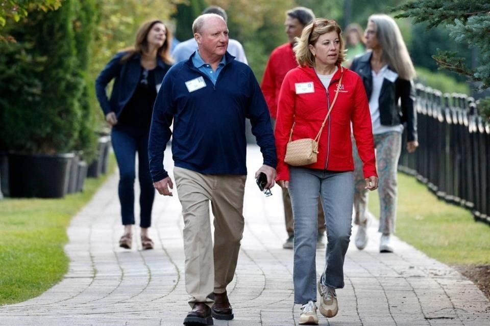 Greg Abel, presidente y CEO de Berkshire Hathaway Energy, y Andrea Abel.