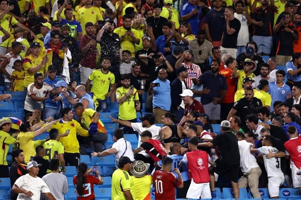 Los jugadores uruguayos subieron a la tribuna.