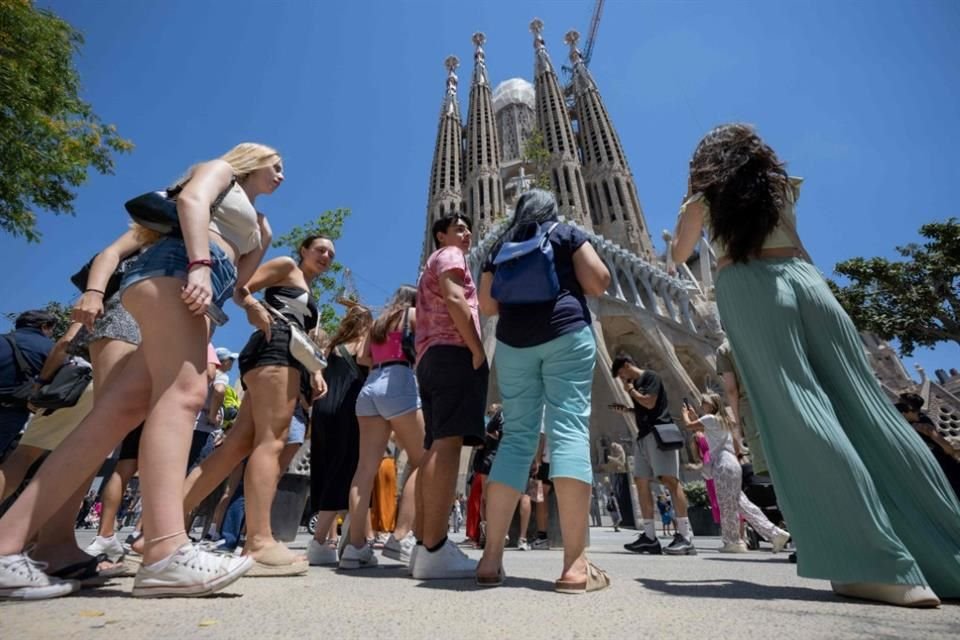 Turistas frente a la Sagrada Familia en Barcelona el 5 de julio del 2024.