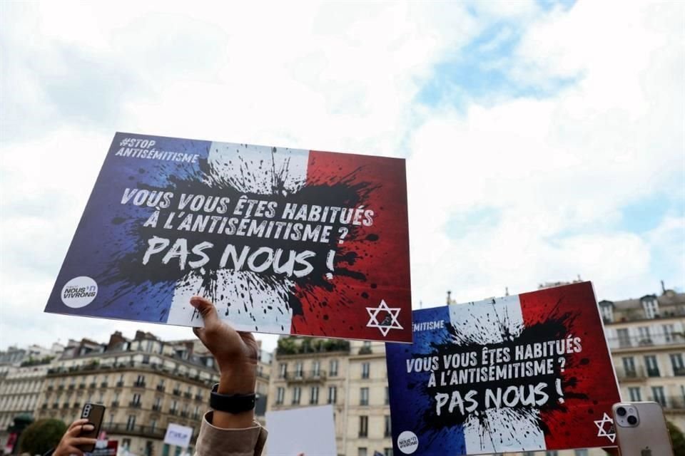 Manifestantes sostienen pancartas contra el antisemitismo durante una protesta en Paris.