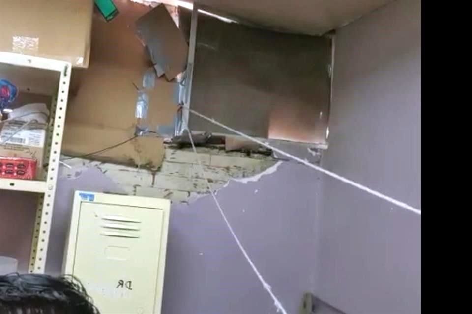 Uno de los muros se está desmoronando.