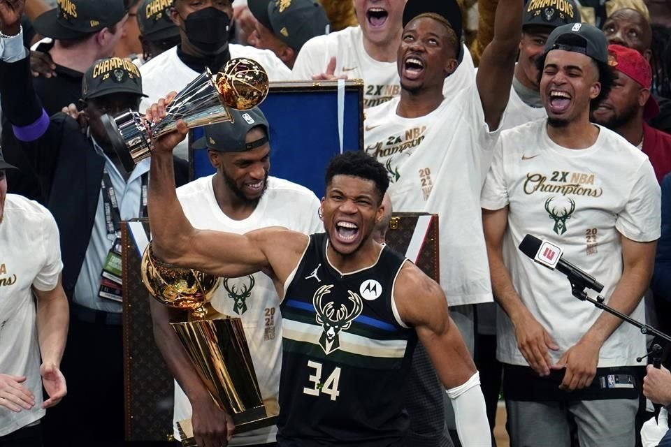 Giannis fue la figura de los Bucks en las Finales de la NBA... y ahora el ídolo de una cadena de restaurantes.