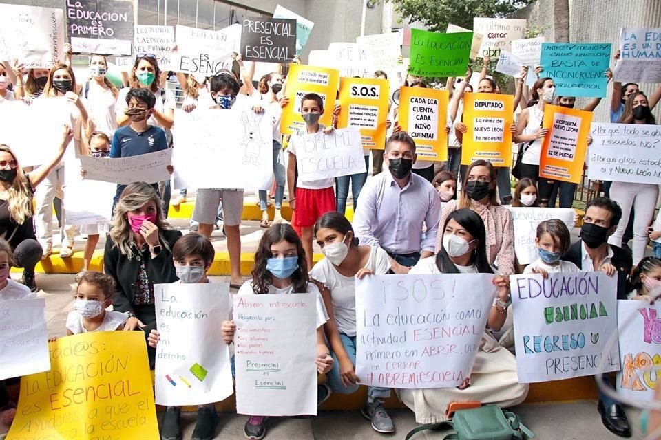 Los integrantes de Abre Mi Escuela Nuevo León se manifestaron en el Congreso del Estado el pasado lunes 12 de julio.