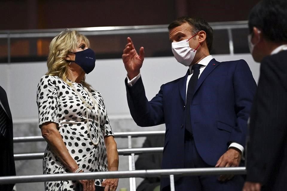 Jill Biden, Primera Dama de Estados Unidos, y Emanuel Macron, Presidente de Francia, son una de las pocas personalidades invitadas al evento.