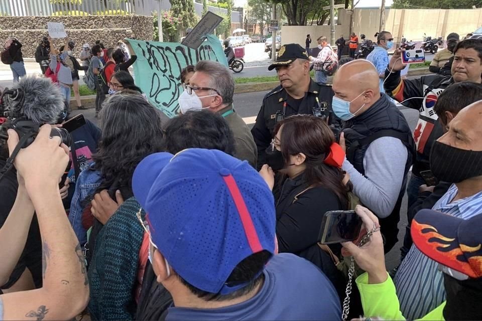 Habitantes y ejidatarios de Xochimilco bloquearon Periférico Sur por la construcción de un puente vehicular en Cuemanco.