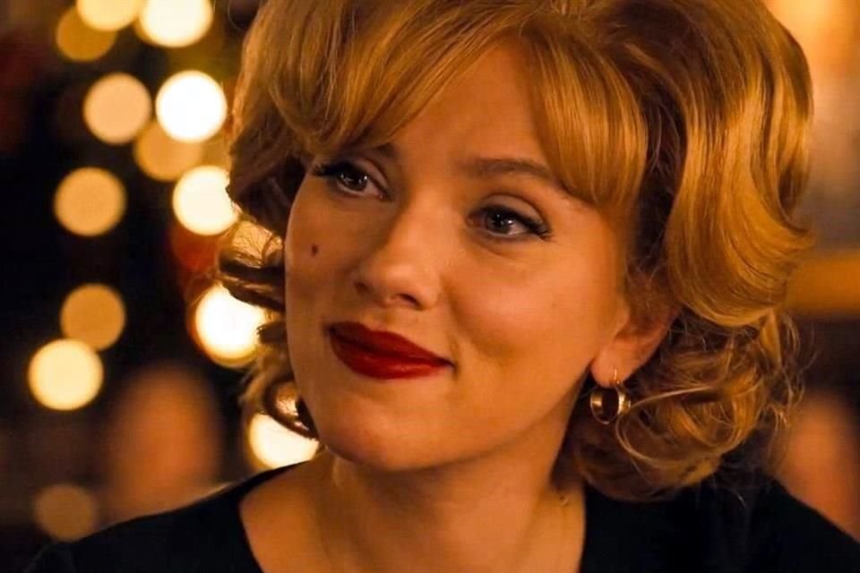 Scarlett Johansson da vida a Kelly Jones, una mujer experta en ventas que se involucra con los viajes espaciales.