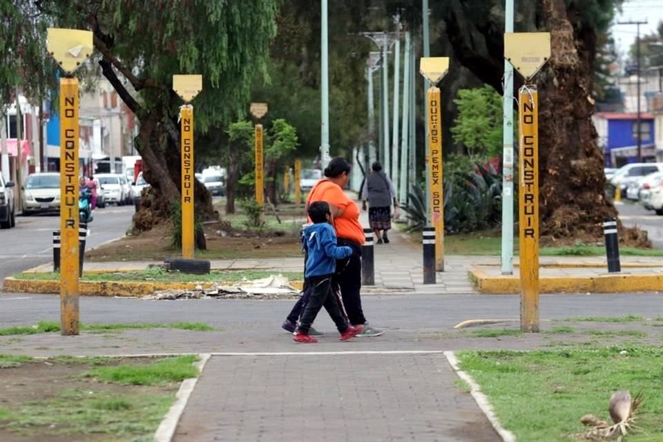 'Ductos Pemex', se lee en postes colocados sobre la Avenida 604, Colonia Narciso Bassols, afectada por la ordeña de combustible.