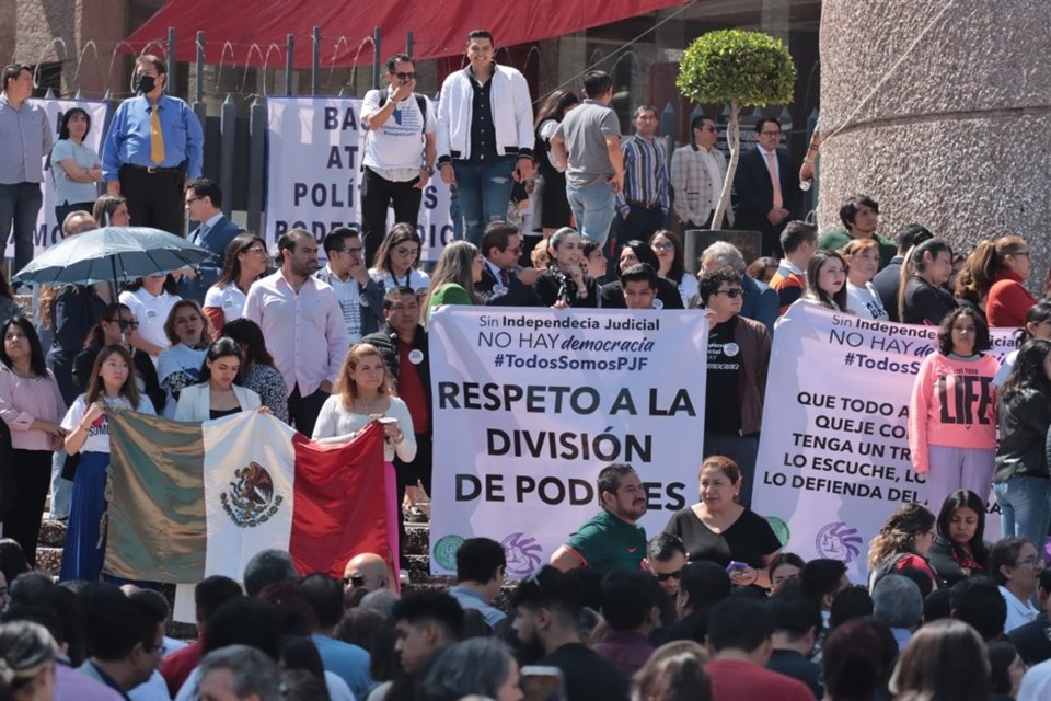 Jueces del PJF preparan estrategia jurídica contra sobrerrepresentación de Morena en el Congreso, que facilitaría la reforma judicial.