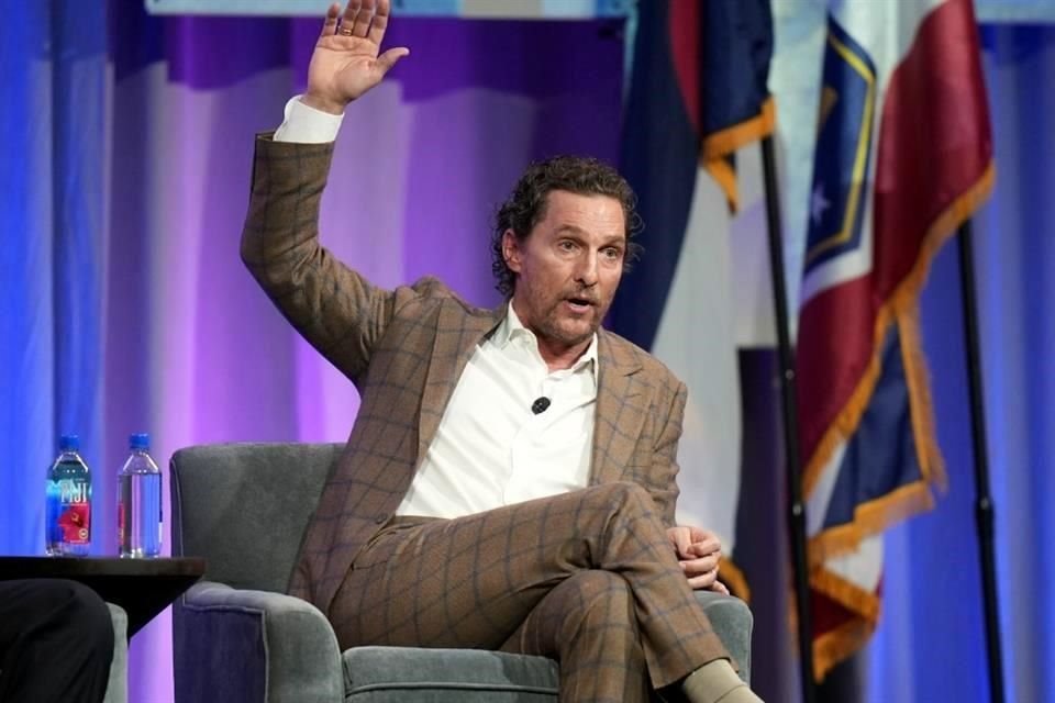 Matthew McConaughey asistió a una reunión de la Asociación Nacional de Gobernadores, donde dejó en claro que la política no le es ajena.