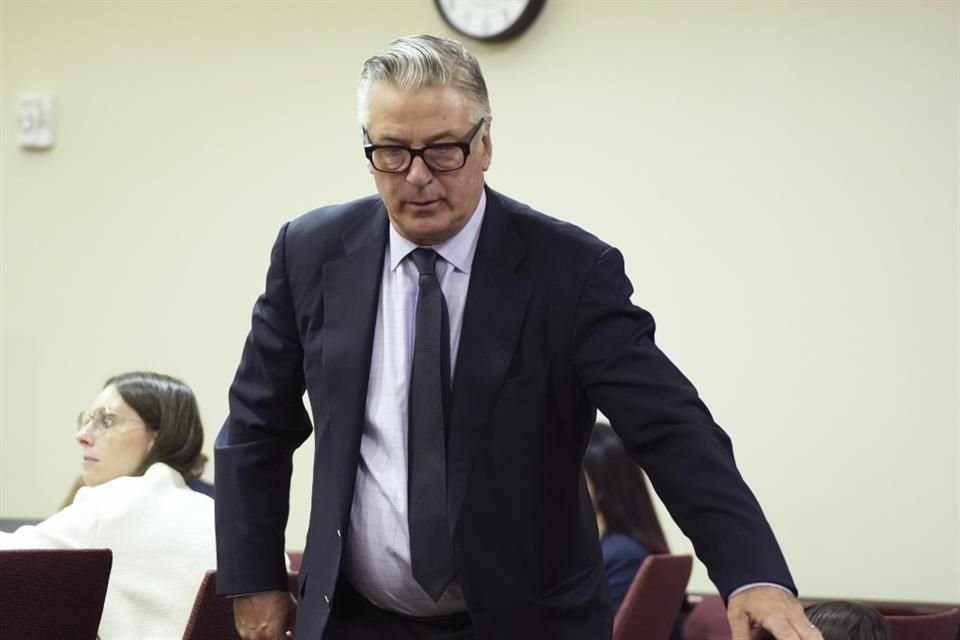 La jueza Mary Marlowe Sommer anuló el juicio de Alec Baldwin por homicidio involuntario por supresión de pruebas clave en el caso.