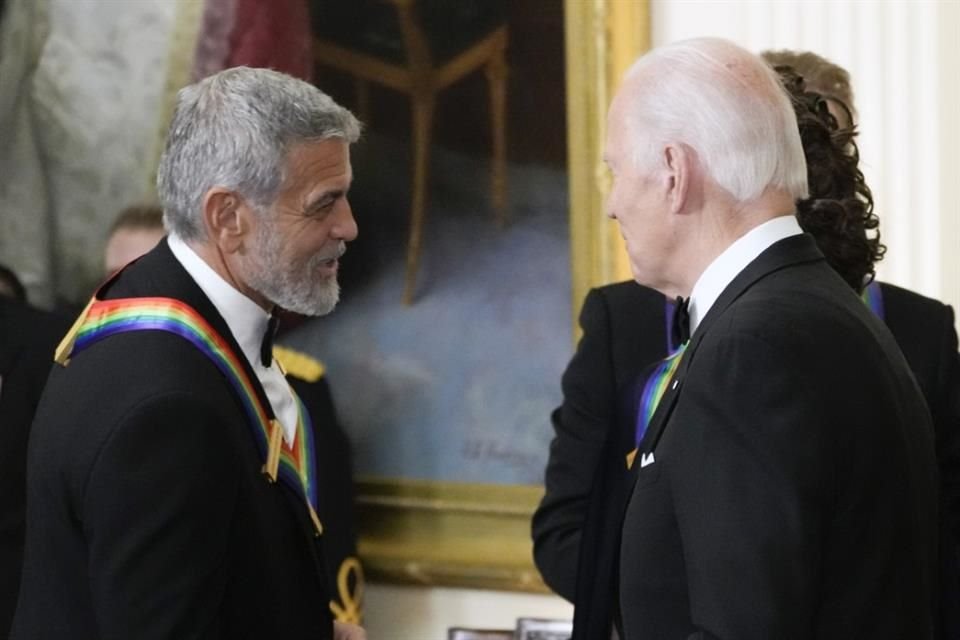 George Clooney mostró en el artículo su preocupación por la edad de Biden y comentó que el presidente actual ya no es el mismo líder enérgico que la bancada demócrata apoyó en 2020.