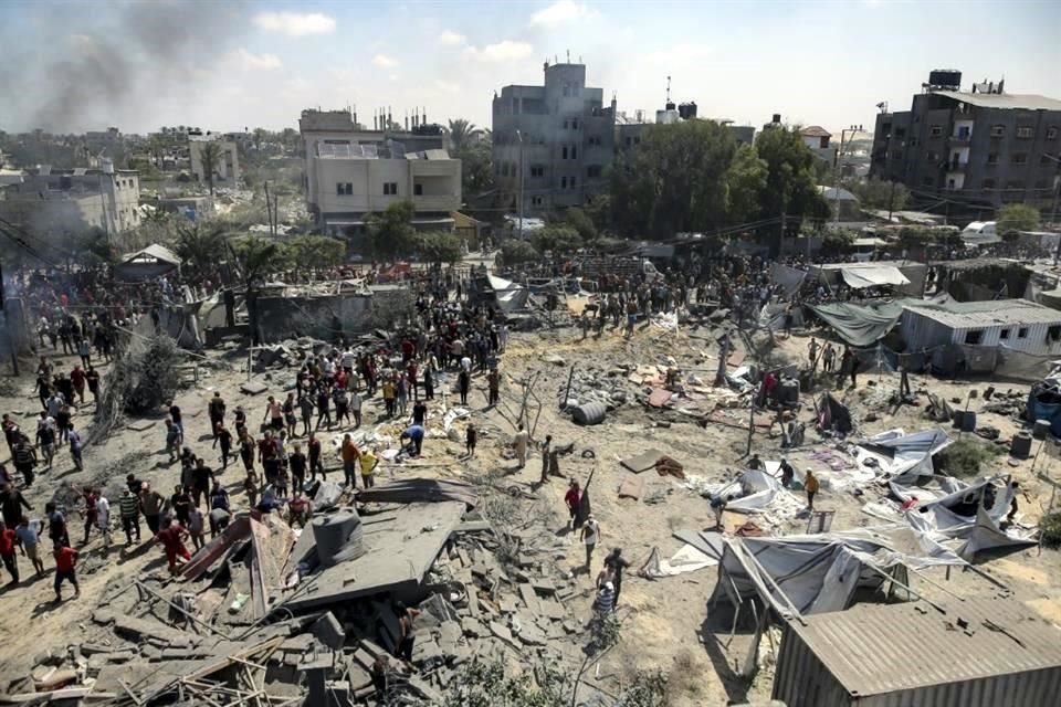 Un ataque israelí que tenía como objetivo a un líder de Hamas dejó al menos 71 muertos en una zona humanitaria designada al sur de Gaza.