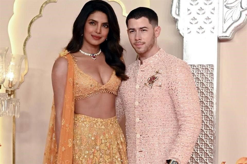 la actriz Priyanka Chopra Jonas y su esposo Nick Jonas posaron antes de la ceremonia.