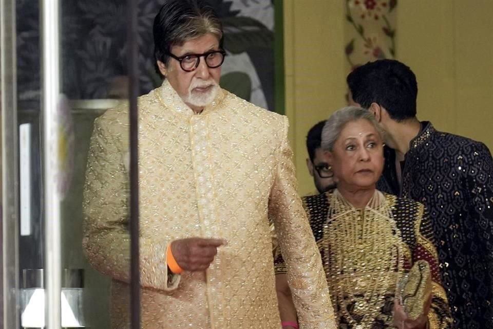 El actor indio Amitabh Bachchan arribó a la ceremonia con su esposa Jaya Bachchan.