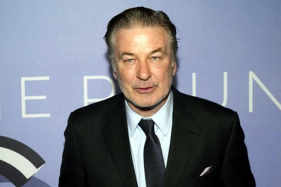 El esposo de Halyna Hutchins quien resultó muerta en el set de 'Rust' quiere  que Alec Baldwin sea procesado en juicio civil.