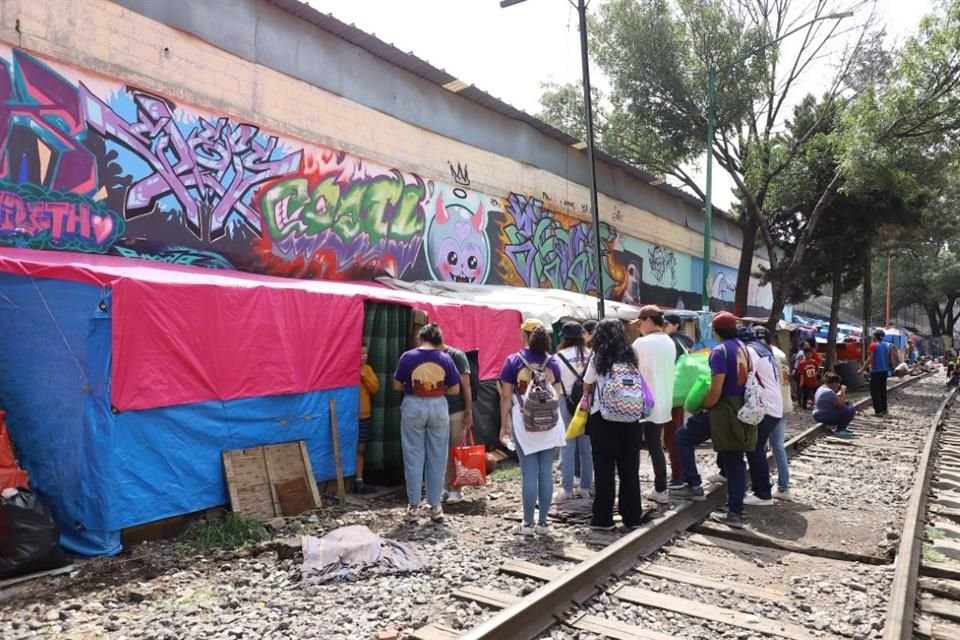 Vecinos de la GAM urgieron a las autoridades a dar atención a las personas migrantes ubicadas en zona de vías del tren.