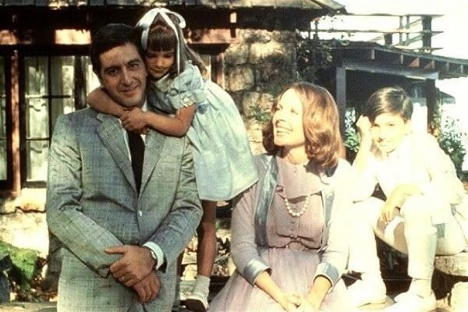 La familia Corleone formada por Michael (Al Pacino), Kay Adams (Diane Keaton) y sus hijos Mary y Anthony.
