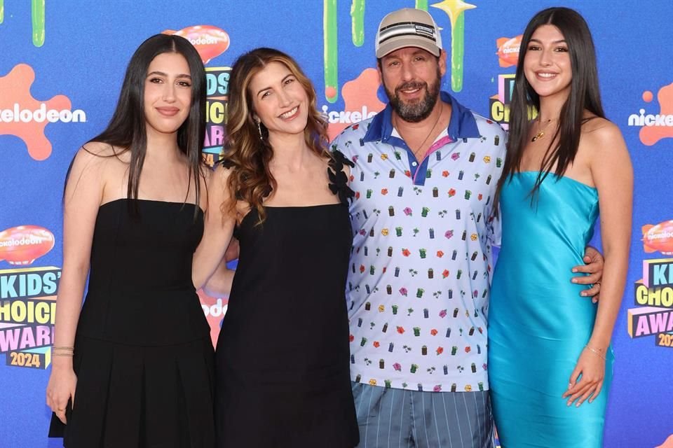 Al Barker Hangar de Santa Mónica, Adam Sandler llegó con su esposa e hijas.