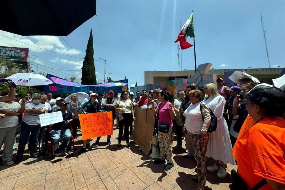 Un grupo de simpatizantes de Rojo de la Vega se manifestaron en la Alcaldía Cuauhtémoc para pronunciarse en contra del recuento de votos.