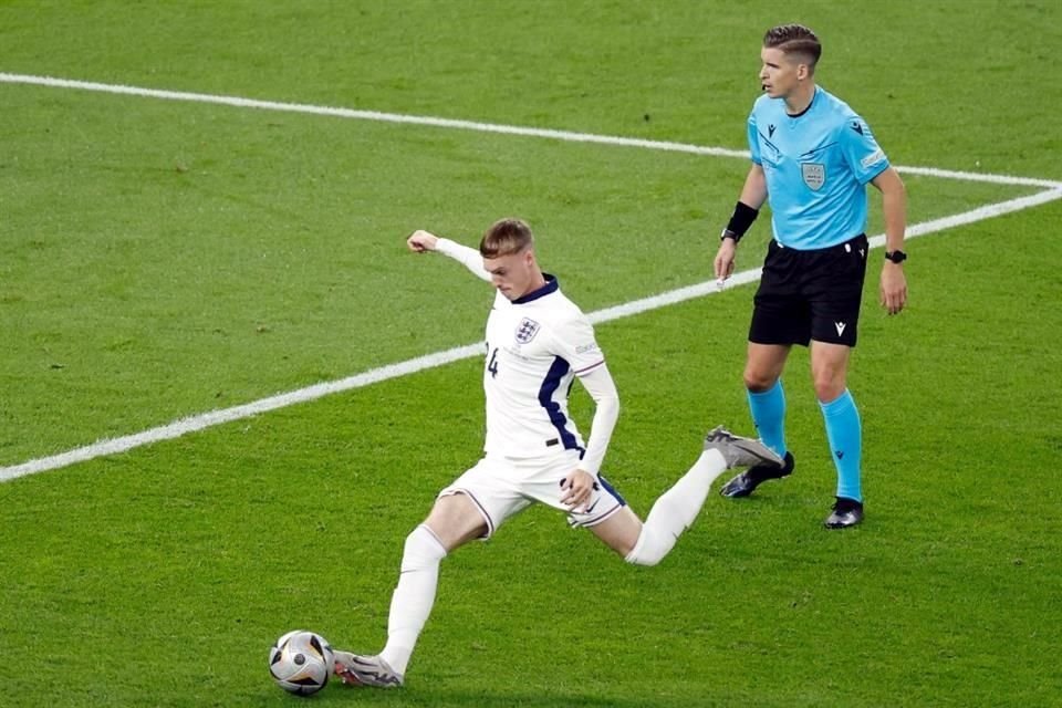Así le pegó Cole Palmer para mandar el balón el fondo del arco español.