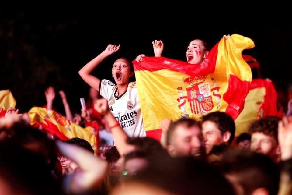 La locura de los hinchas españoles se desató tras el silbatazo final.