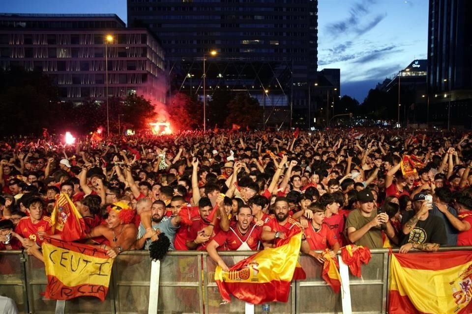 Las calles de Madrid se convirtieron en fiesta por el título de España.