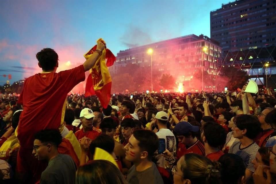 Las calles de Madrid se convirtieron en fiesta por el título de España.
